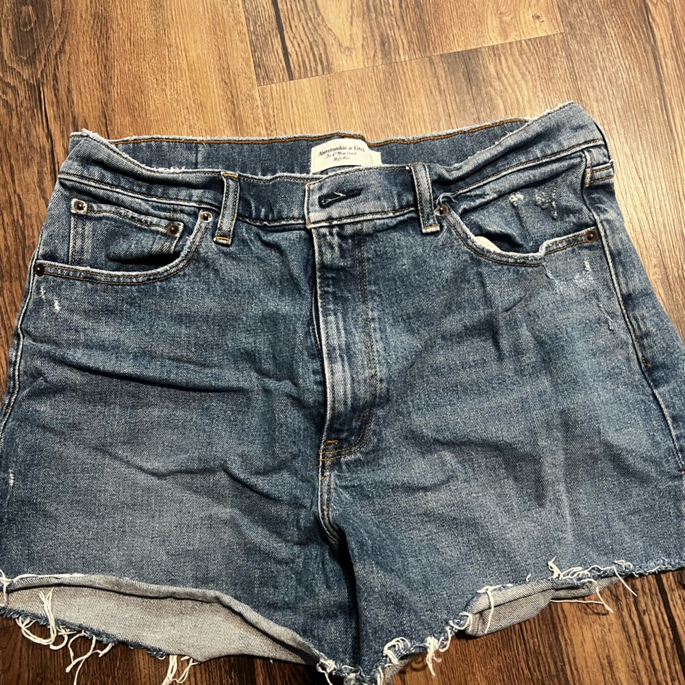 Abercrombie & Fitch high rise 4” mom jean shorts